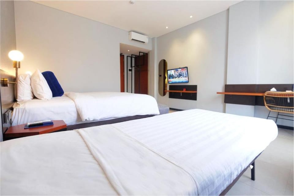 Bed, TV and multimedia, Bedroom