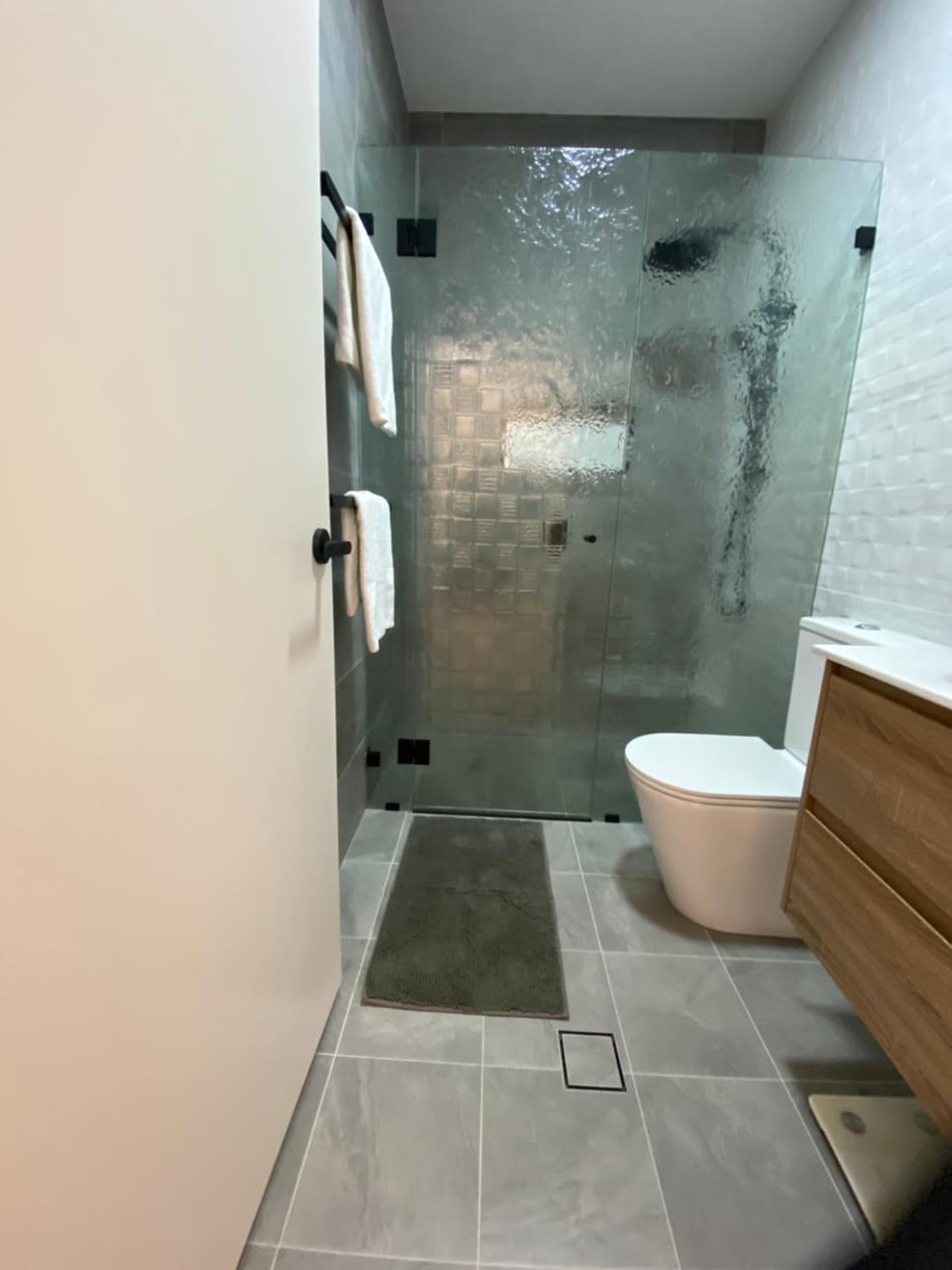 Shower, Toilet, Bathroom, towels
