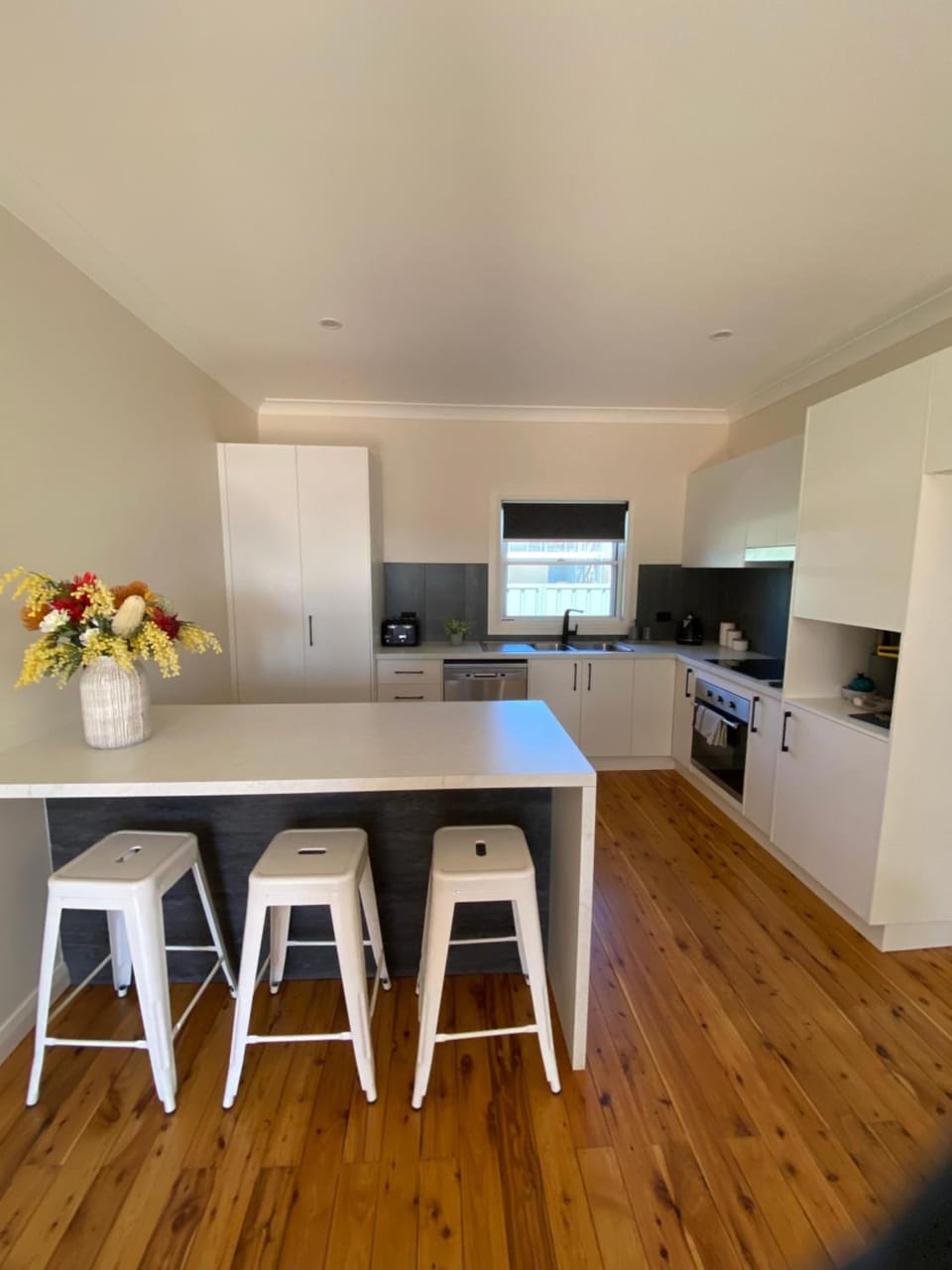 Kitchen or kitchenette, Dining area, minibar, pet friendly, air conditioner