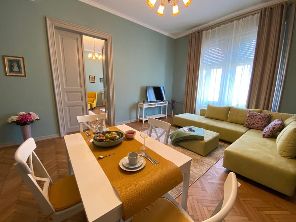 Living room, Seating area, Dining area