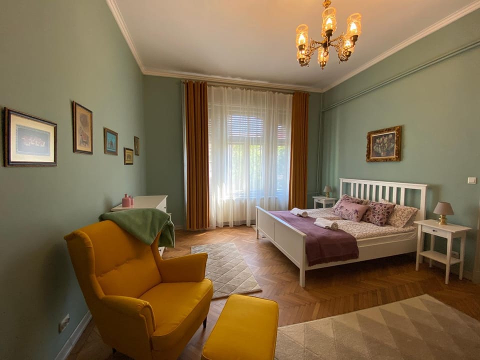 Photo of the whole room, Bedroom