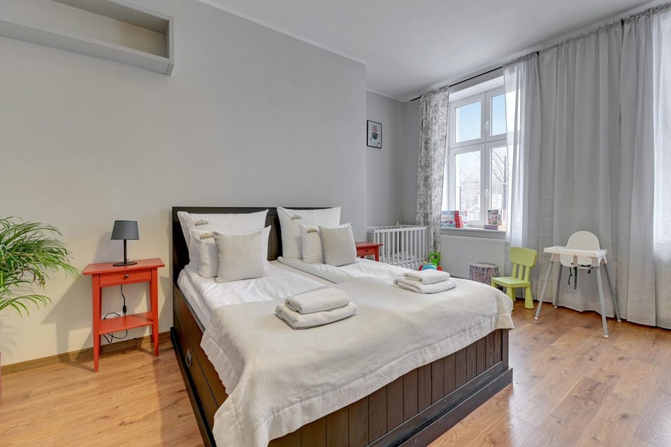 Bed, Living room, Photo of the whole room, Seating area, Bedroom, towels