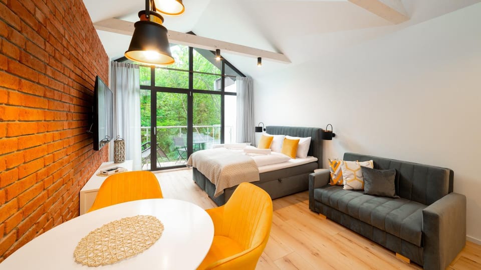 Bed, Photo of the whole room, Seating area, Dining area