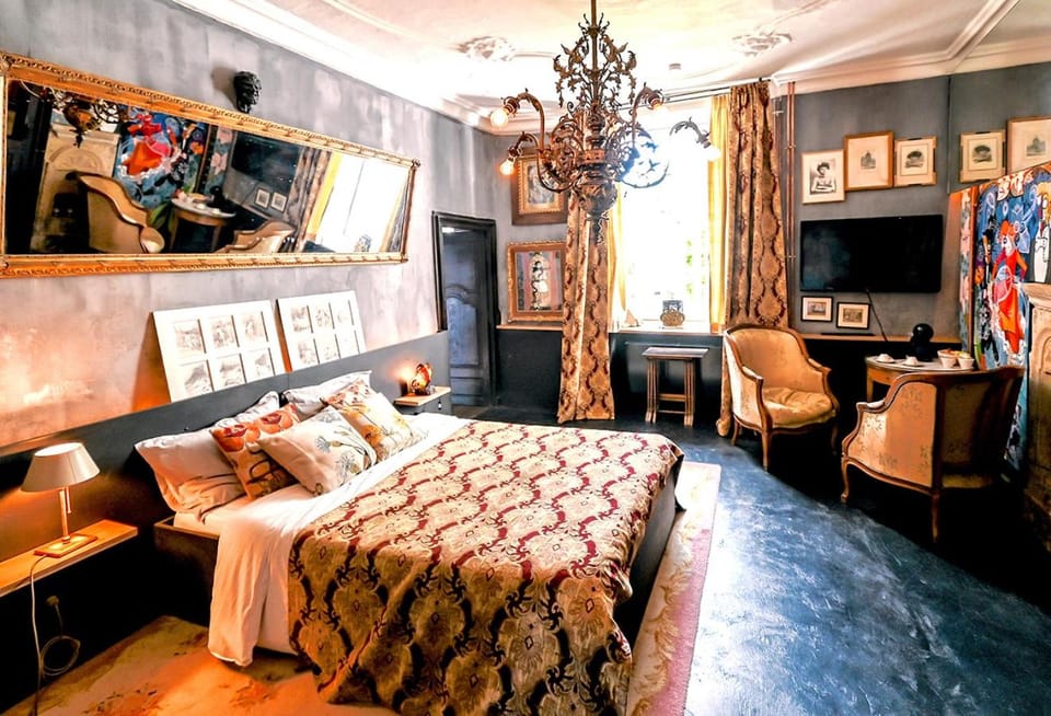 Bed, Decorative detail, Seating area, Bedroom