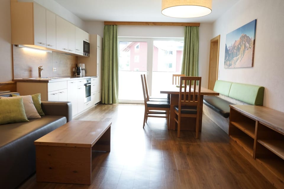 Coffee/tea facilities, Balcony/Terrace, Kitchen or kitchenette, Seating area, Dining area
