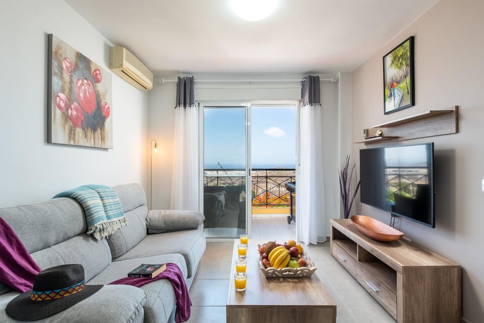 2M Parque la Reina Elegant View Apartment in Abona