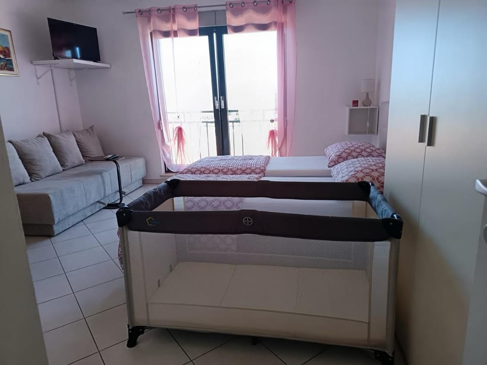 Bed, TV and multimedia, Bedroom, cot