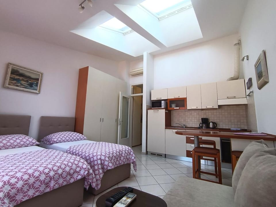 Bed, Kitchen or kitchenette, Seating area, Dining area, Bedroom