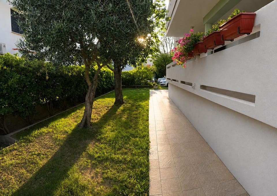 Day, Garden
