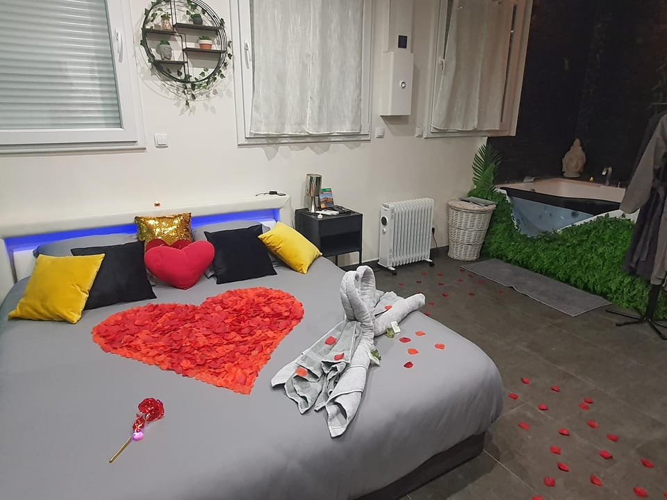 Suite Jacuzzi Privatif Plage Des Catalans Apartment in Marseille