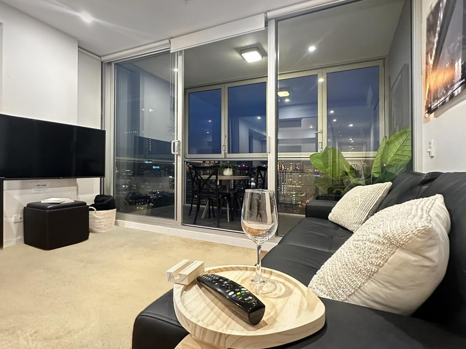 Communal lounge/ TV room, TV and multimedia, Living room, Seating area, Dining area, Evening entertainment