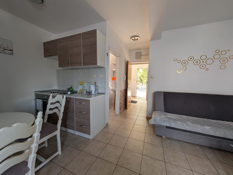 Dining area, oven, stove