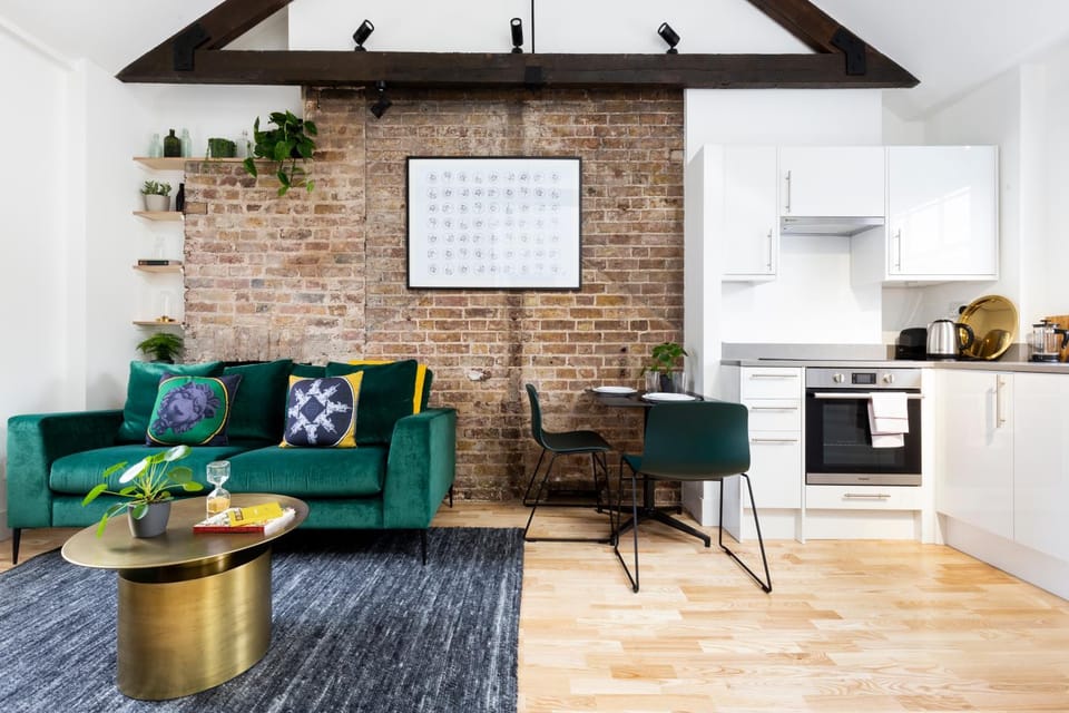 Living room, Seating area, Dining area, pet friendly, stove