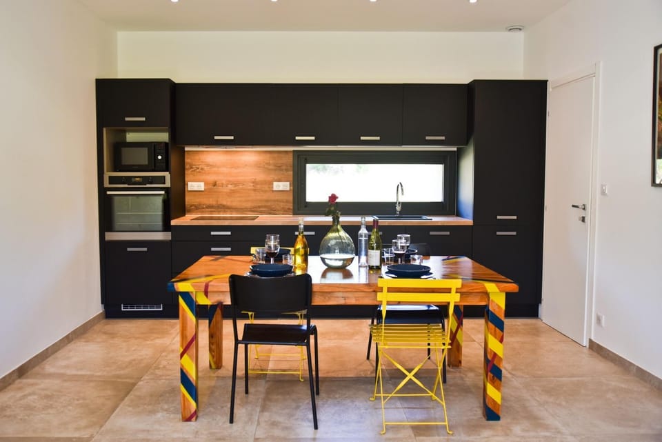 Dining area, kitchen