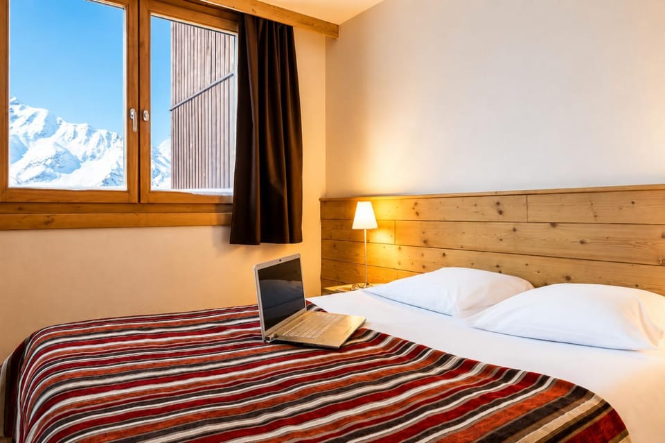 Bed, Photo of the whole room, Mountain view