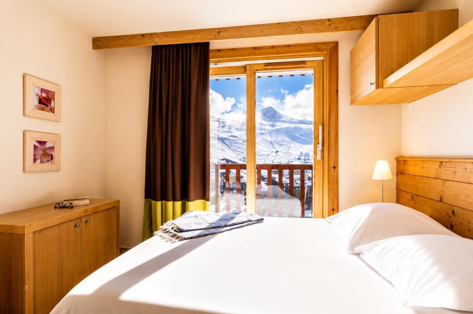 Bed, Photo of the whole room, Bedroom, Mountain view