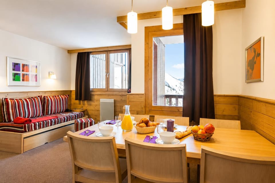 Balcony/Terrace, Seating area, Dining area, Mountain view