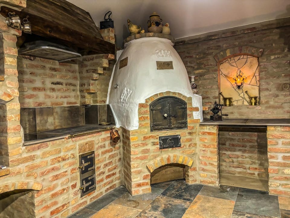 Restaurant/places to eat, Communal lounge/ TV room, Evening entertainment
