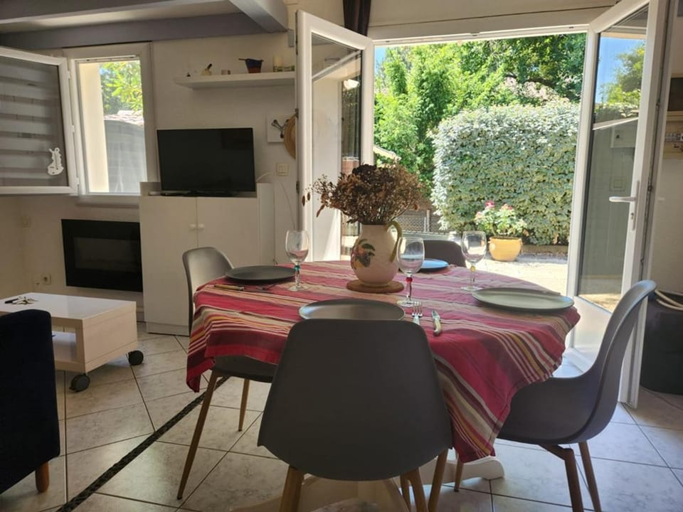 Villa patio proche plage avec piscine collective, cour aménagée et parking privé - FR-1-413-139 Villa in Capbreton
