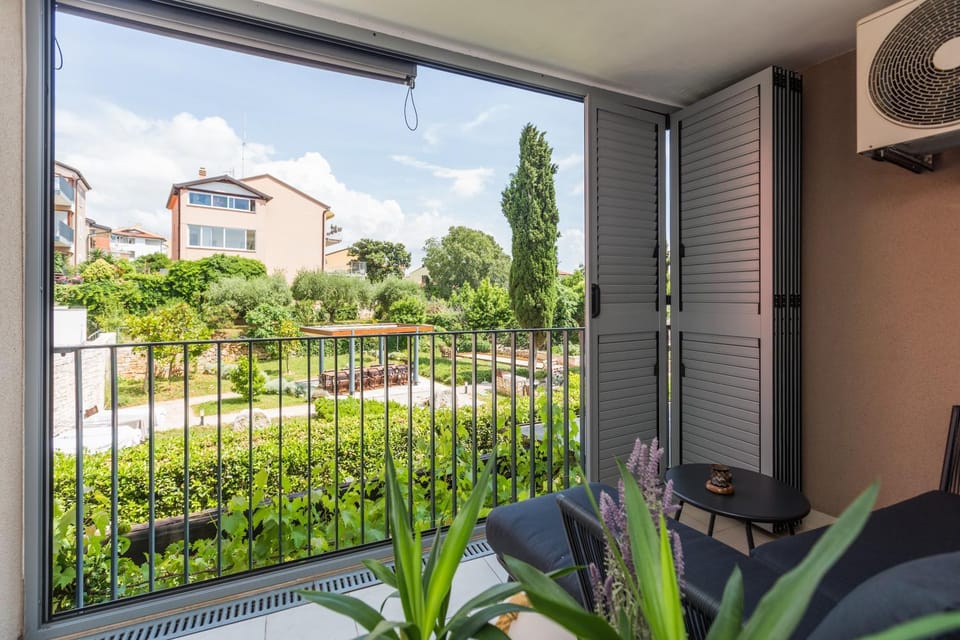 View (from property/room), Balcony/Terrace, Garden view