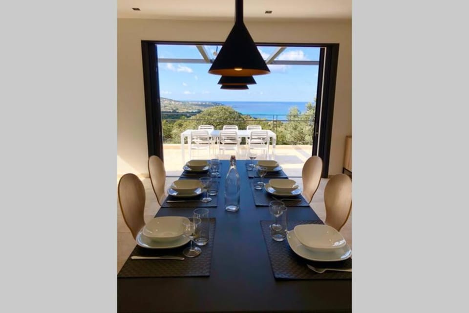 Dining area, Sea view, air conditioner
