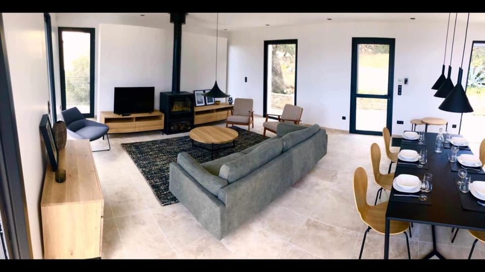 Communal lounge/ TV room, TV and multimedia, Living room, Seating area, Dining area, air conditioner