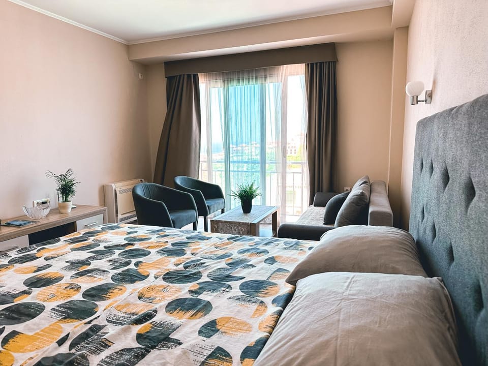 Bed, Photo of the whole room, Seating area
