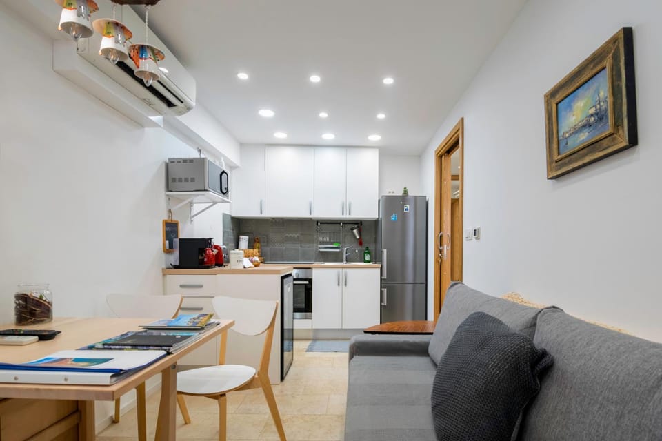Kitchen or kitchenette, Living room, Seating area, Dining area
