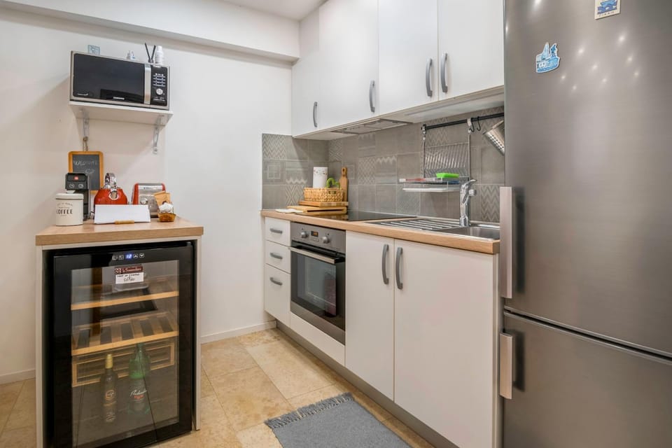 Kitchen or kitchenette, minibar, oven, stove