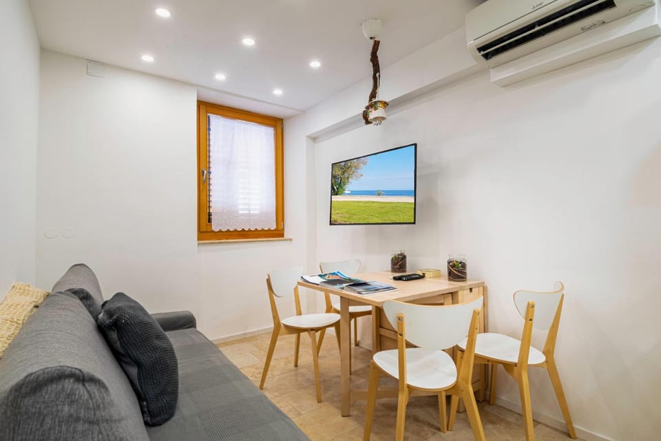 TV and multimedia, Living room, Seating area, Dining area, air conditioner