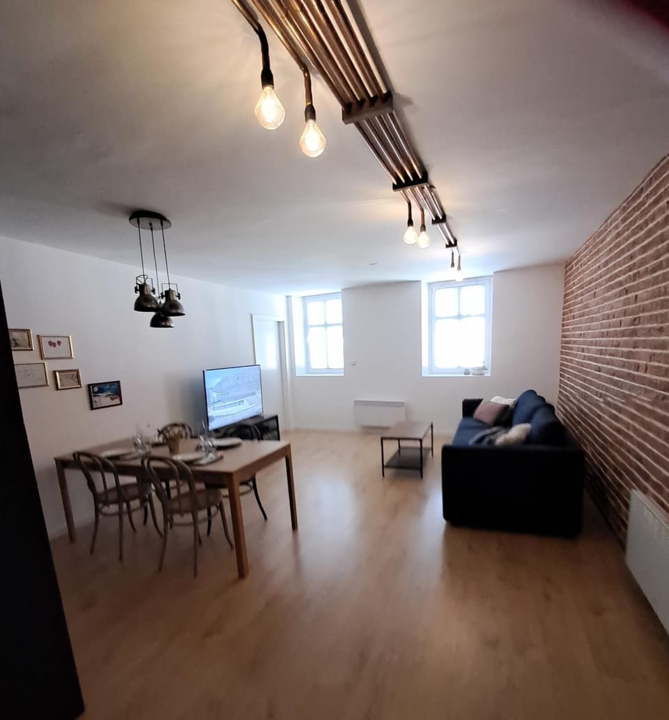 TV and multimedia, Seating area, Dining area