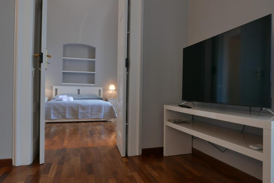 Communal lounge/ TV room, Bed, TV and multimedia, Photo of the whole room, Bedroom