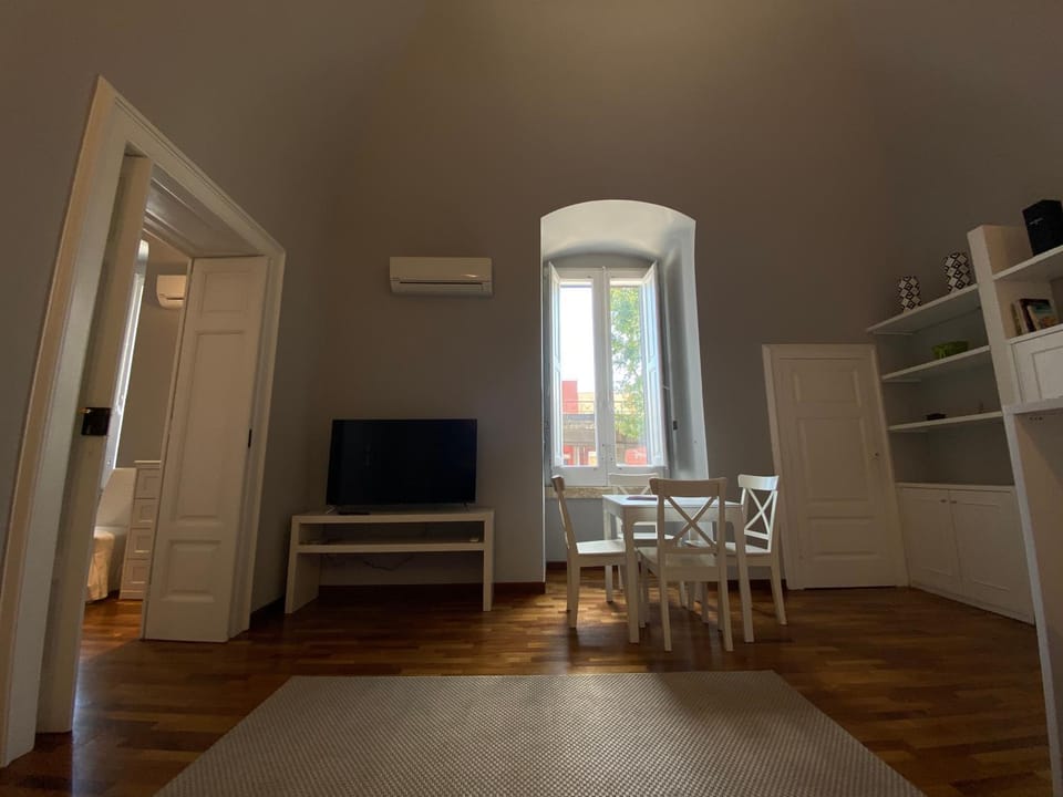 TV and multimedia, Living room, Seating area, Dining area, air conditioner