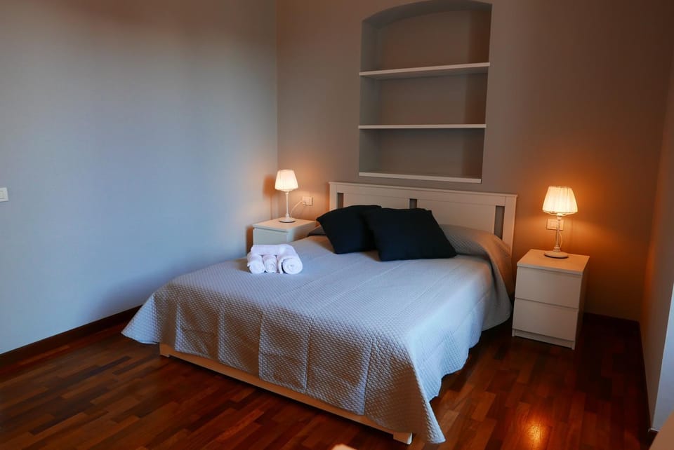 Photo of the whole room, Bedroom