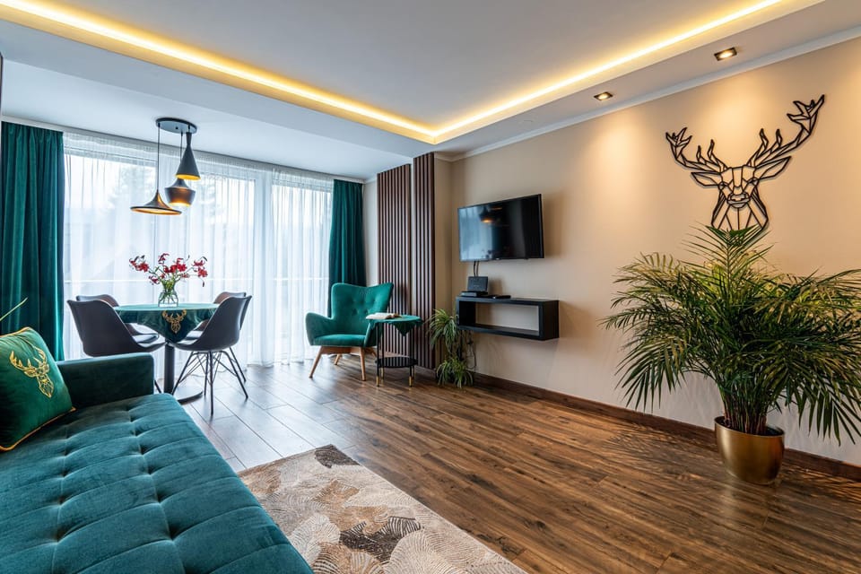 Toilet, TV and multimedia, Living room, Seating area
