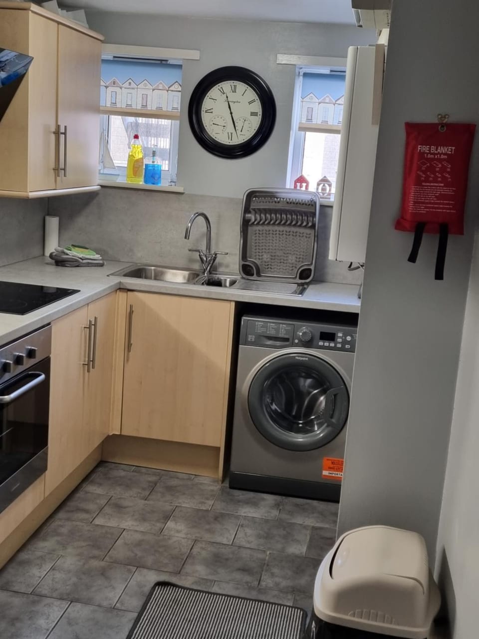 Kitchen or kitchenette, stove, washing machine