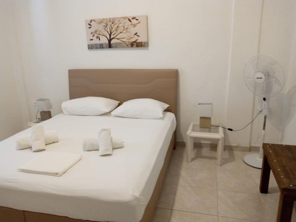 Bedroom, fireplace