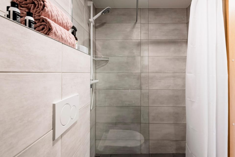 Shower, Bathroom, towels