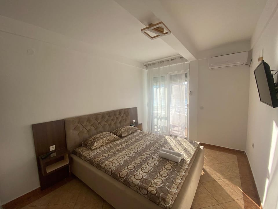 Bed, TV and multimedia, Photo of the whole room, Bedroom