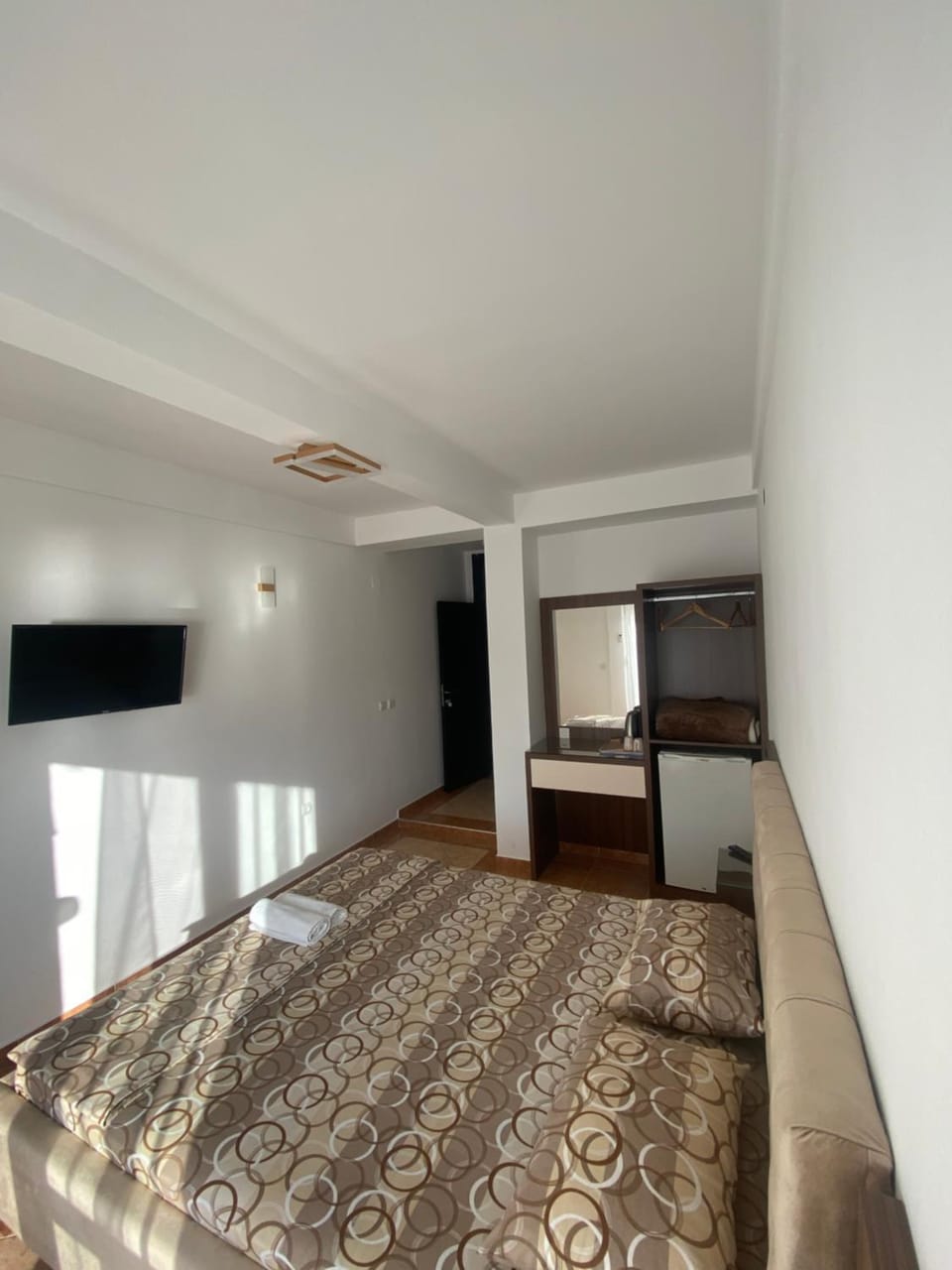 Bed, TV and multimedia, Photo of the whole room, Bedroom