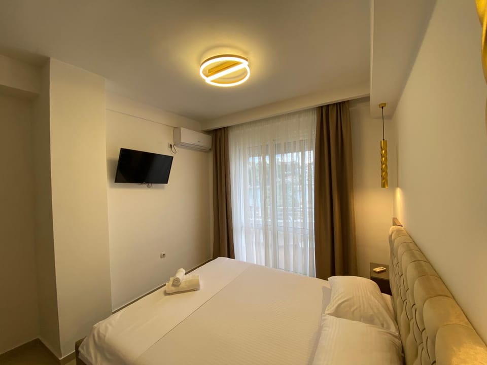 Bed, TV and multimedia, Bedroom, air conditioner