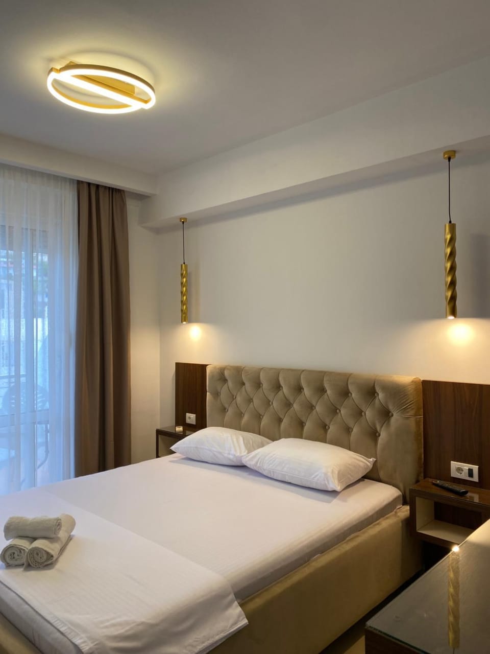 Bed, Bedroom, towels