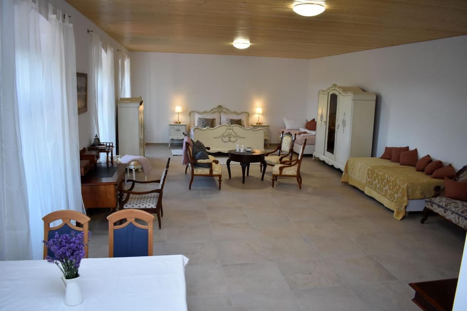 Kitchen or kitchenette, Seating area, Dining area
