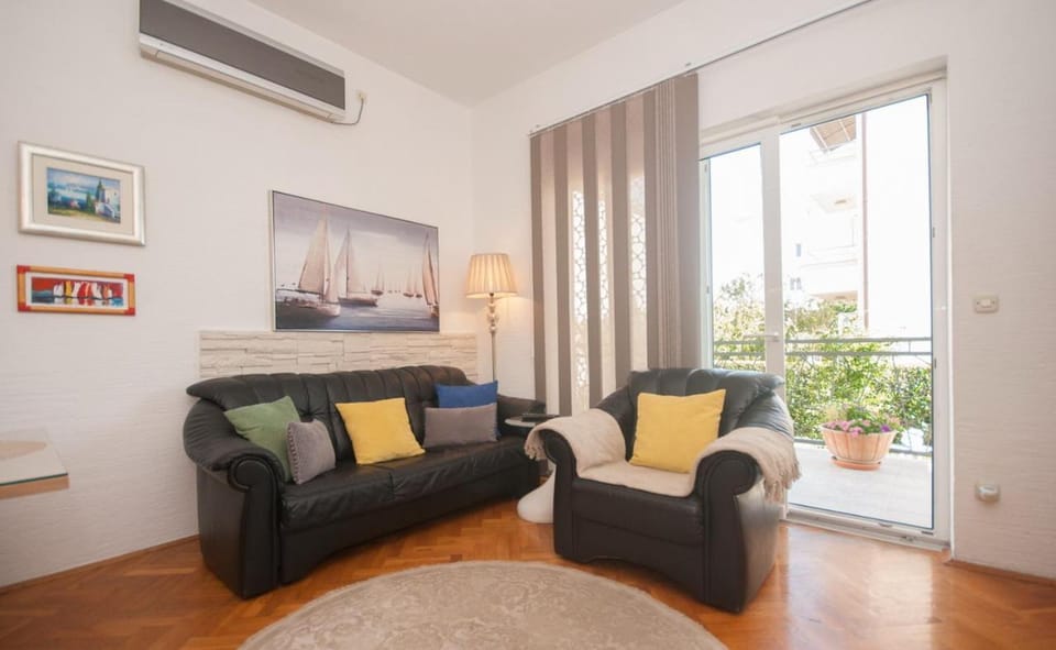 Two-bedroom apartment with garden Apartment in Šibenik-Knin County, Croatia