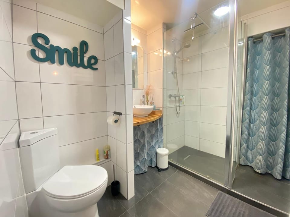 Shower, Toilet, Bathroom, towels, washing machine