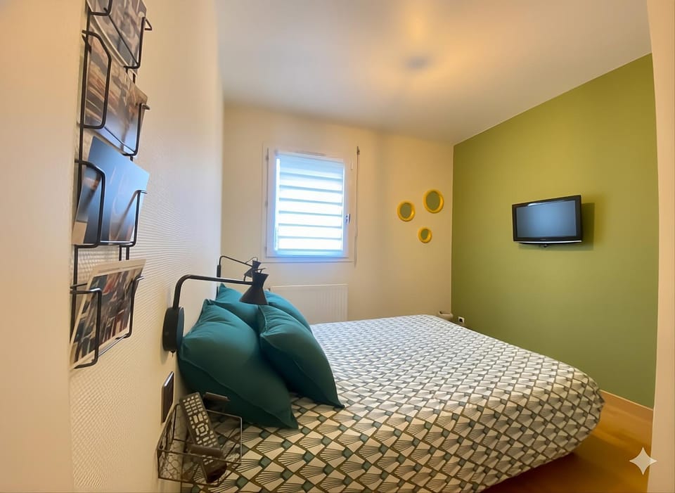 Bed, Photo of the whole room, Bedroom