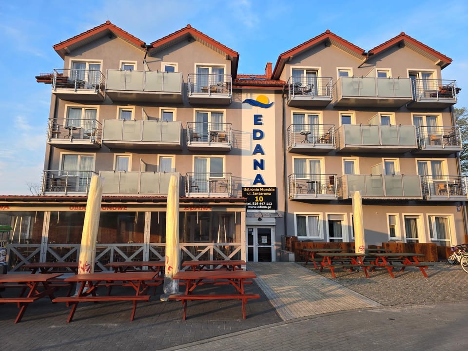 Property building, Day, Balcony/Terrace