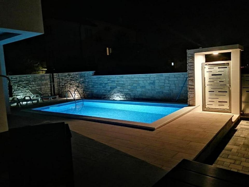 Swimming pool, Swimming pool
