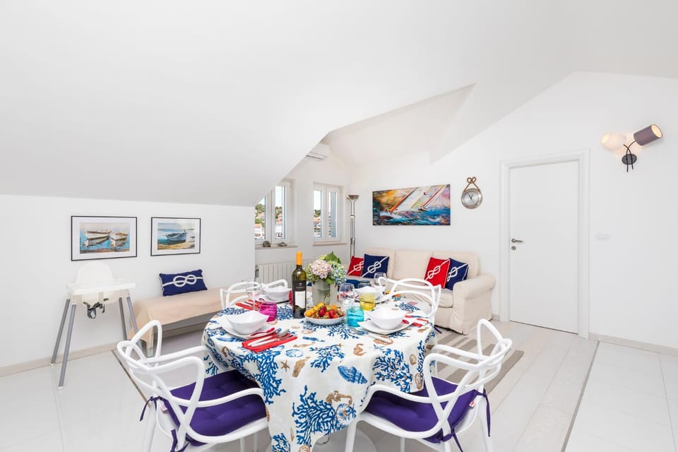 Living room, Food and drinks, Seating area