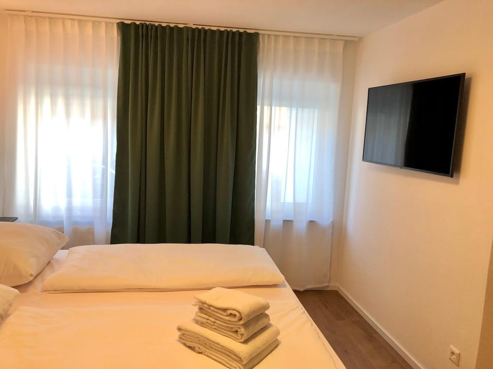 Bed, TV and multimedia, Photo of the whole room